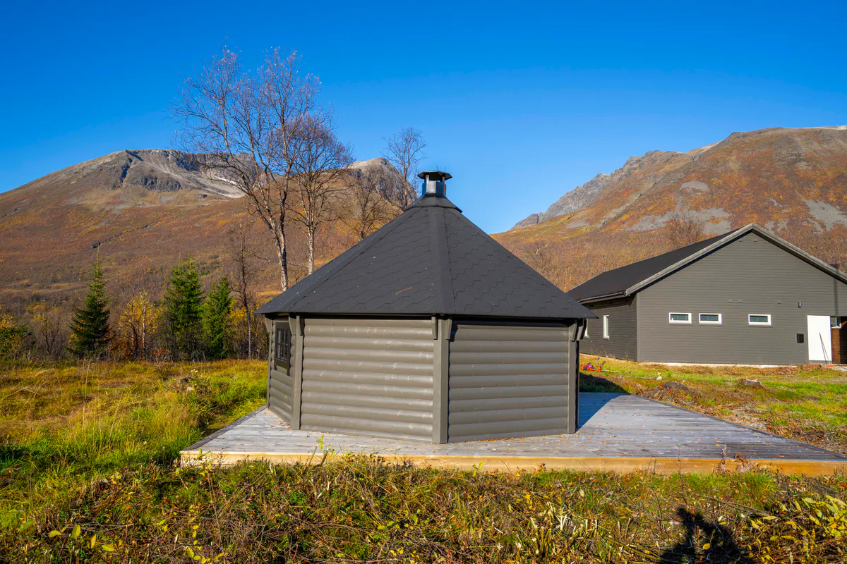 Gapahuk  15 m2 Royal med grill og benker - Buet vegg