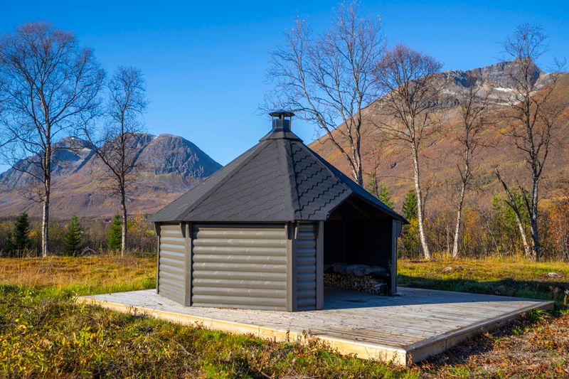 Gapahuk  17 m2 Royal med grill og benker - Buet vegg