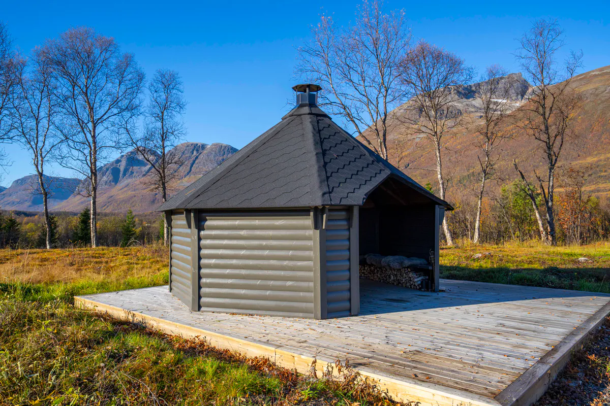 Gapahuk  15 m2 Royal med grill og benker - Buet vegg