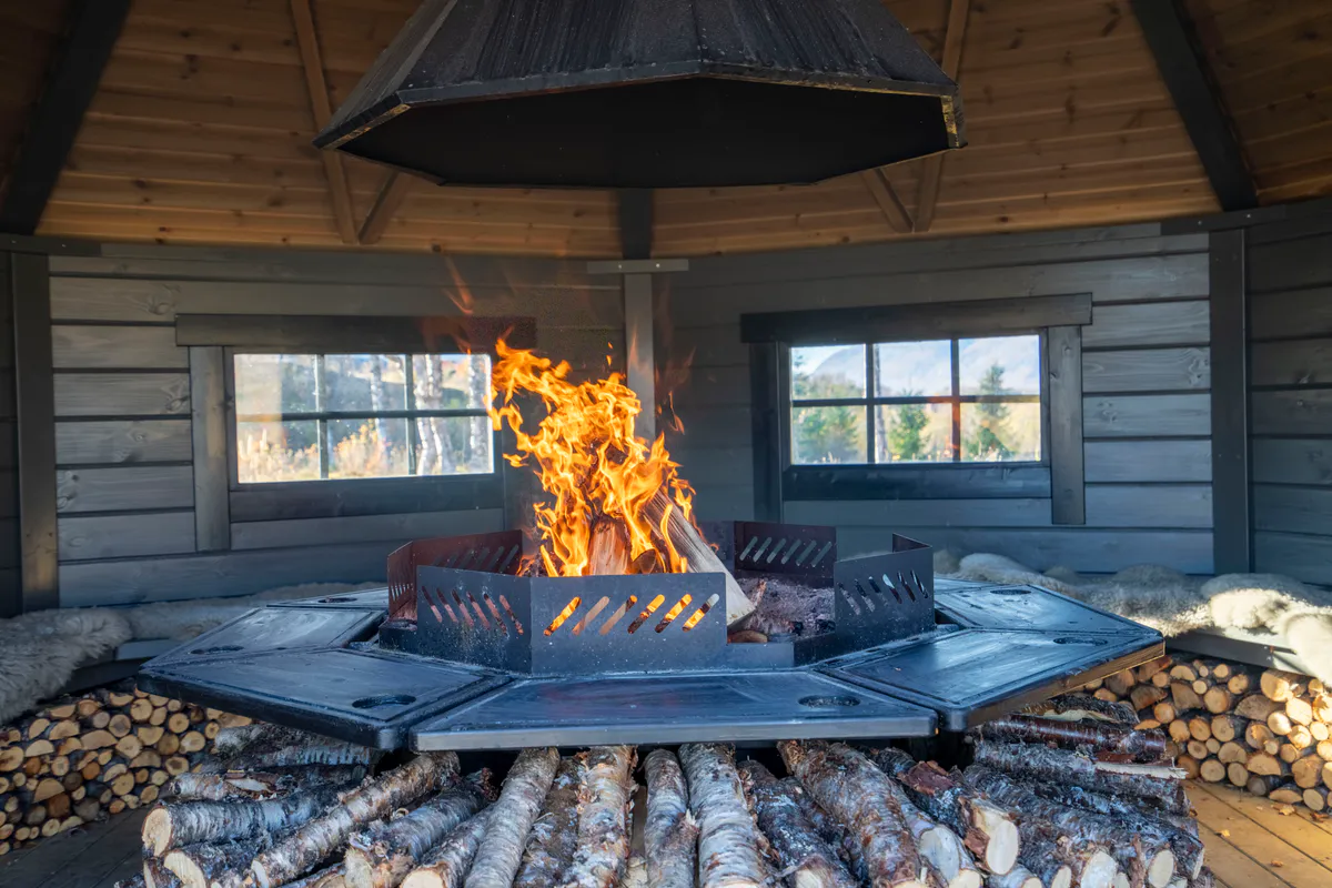 Gapahuk  15 m2 Royal med grill og benker - Buet vegg