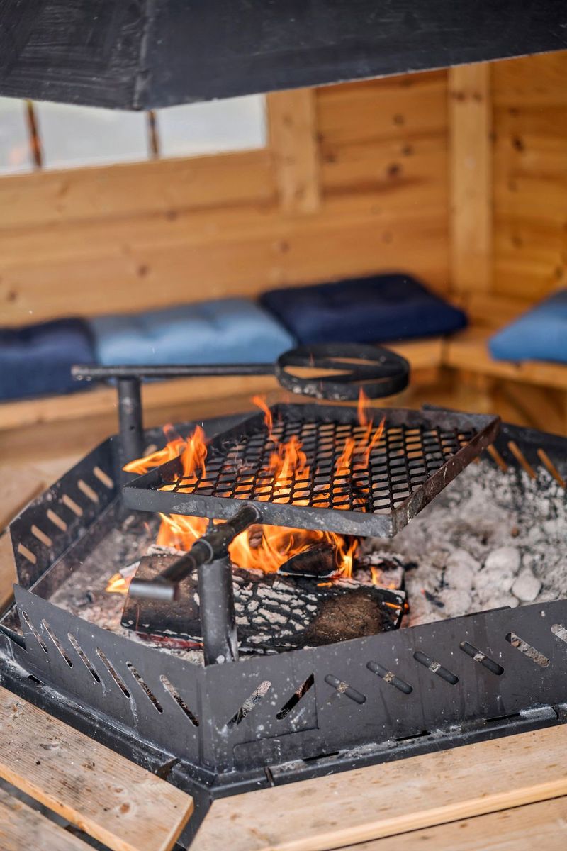 Gapahuk 10 m2 Royal med grill og benker - Buet vegg